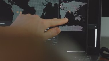 Cep telefonu ve bilgisayar ekranında dünya haritası olan küresel siber saldırı. İnternet ağı iletişimi siber saldırı altında. Dünya çapında virüs yayılımı çevrimiçi. Yakın çekim.
