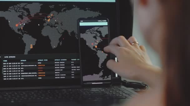 手机和电脑屏幕上有世界地图的全球网络攻击 网络通信受到网络攻击 病毒在世界范围内的网上传播 — 图库视频影像
