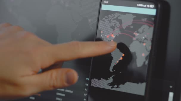 Cyber Attacco Globale Con Mappa Del Mondo Telefono Cellulare Schermo — Video Stock