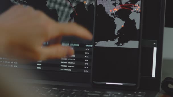 手机和电脑屏幕上有世界地图的全球网络攻击 网络通信受到网络攻击 病毒在全球范围内在线传播 — 图库视频影像