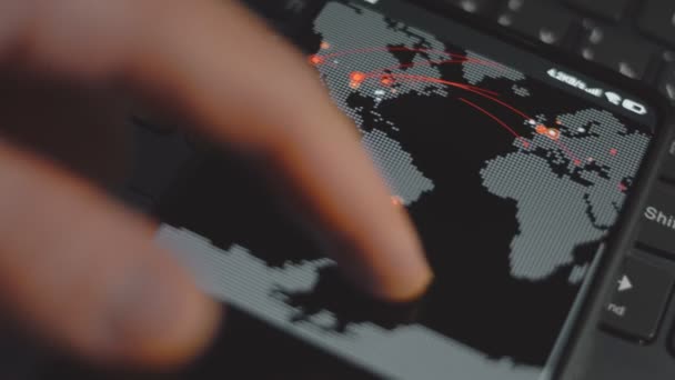 全球网络攻击与世界地图在手机屏幕上 网络通信受到网络攻击 病毒在全球范围内在线传播 — 图库视频影像