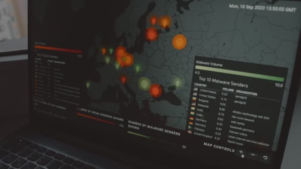 コンピュータ画面上の世界地図による世界的なサイバー攻撃 サイバー攻撃の下でのネットワーク通信 オンラインでウイルスの世界的な伝播 クローズアップ ハンドヘルドシューティング — ストック動画
