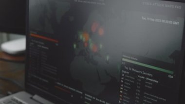 Bilgisayar ekranında dünya haritası olan küresel siber saldırı. İnternet ağı iletişimi siber saldırı altında. Dünya çapında virüs yayılımı çevrimiçi. Yakın çekim..