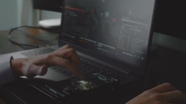 Cep telefonu ekranında dünya haritasıyla küresel siber saldırı, Avrupa. İnternet ağı iletişimi siber saldırı altında. Dünya çapında virüs yayılımı çevrimiçi. Yakın çekim.