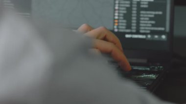 Cep telefonu ekranında dünya haritasıyla küresel siber saldırı, Avrupa. İnternet ağı iletişimi siber saldırı altında. Dünya çapında virüs yayılımı çevrimiçi. Yakın çekim.