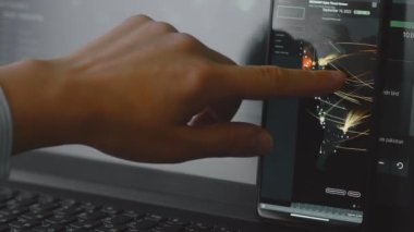 Cep telefonu ekranında dünya haritasıyla küresel siber saldırı, Avrupa. İnternet ağı iletişimi siber saldırı altında. Dünya çapında virüs yayılımı çevrimiçi. Yakın çekim.