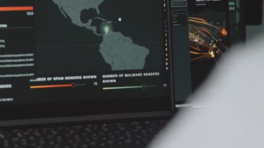 Bilgisayar ve cep telefonu ekranında dünya haritasıyla küresel siber saldırı. İnternet ağı iletişimi siber saldırı altında. Dünya çapında virüs yayılımı çevrimiçi. Yakın çekim.