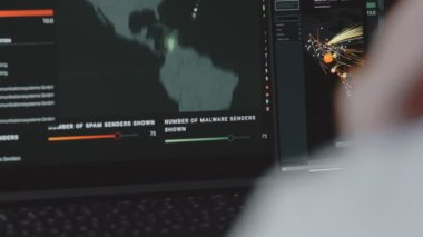 Bilgisayar ve cep telefonu ekranında dünya haritasıyla küresel siber saldırı. İnternet ağı iletişimi siber saldırı altında. Dünya çapında virüs yayılımı çevrimiçi. Yakın çekim.