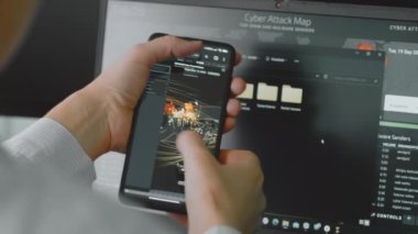 Bilgisayar ve cep telefonu ekranında dünya haritası olan küresel siber saldırı, haritada Avrupa. İnternet ağı iletişimi siber saldırı altında. Dünya çapında virüs yayılımı çevrimiçi. Yakın çekim.