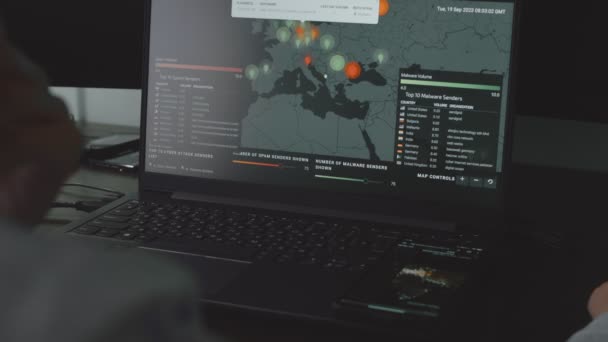 ヨーロッパのコンピュータと携帯電話の画面上の世界地図による世界的なサイバー攻撃 サイバー攻撃の下でのネットワーク通信 オンラインでウイルスの世界的な伝播 クローズアップ — ストック動画