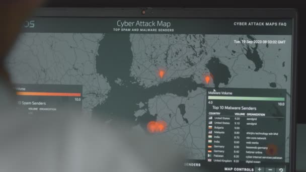 全球网络攻击 世界地图在电脑屏幕上 欧洲和俄罗斯在地图上 网络通信受到网络攻击 病毒在全球范围内在线传播 — 图库视频影像