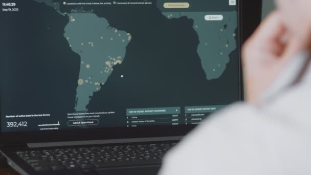 コンピュータ画面上の世界地図による世界的なサイバー攻撃 サイバー攻撃の下でのネットワーク通信 オンラインでウイルスの世界的な伝播 クローズアップ — ストック動画