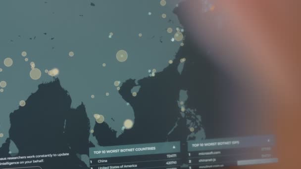 全球网络攻击与世界地图在电脑屏幕上 亚洲在地图上 网络通信受到网络攻击 病毒在全球范围内在线传播 — 图库视频影像
