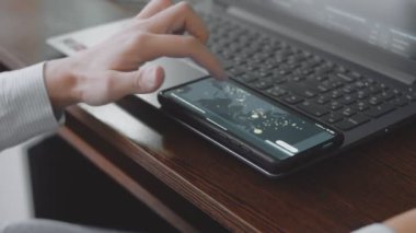 Cep telefonu ekranında dünya haritası olan küresel siber saldırı. İnternet ağı iletişimi siber saldırı altında. Dünya çapında virüs yayılımı çevrimiçi. En kötü 10 Botnet ülkesi. Yakın çekim.