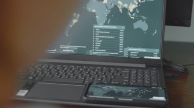 Bilgisayar ve cep telefonu ekranında dünya haritası olan küresel siber saldırı. İnternet ağı iletişimi siber saldırı altında. Dünya çapında virüs yayılımı çevrimiçi. En kötü 10 Botnet ülkesi. Yakın çekim.
