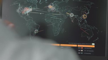 Bilgisayar ekranında dünya haritası olan küresel siber saldırı. İnternet ağı iletişimi siber saldırı altında. Dünya çapında virüs yayılımı çevrimiçi. Yakın çekim.