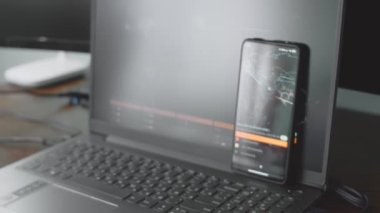 Bilgisayar ve cep telefonu ekranında dünya haritası olan küresel siber saldırı. İnternet ağı iletişimi siber saldırı altında. Dünya çapında virüs yayılımı çevrimiçi. Yakın çekim.