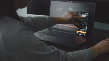 Bilgisayar ve cep telefonu ekranında dünya haritası olan küresel siber saldırı. İnternet ağı iletişimi siber saldırı altında. Dünya çapında virüs yayılımı çevrimiçi. Yakın çekim.