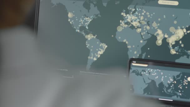 全球网络攻击与世界地图在计算机和手机屏幕上 亚洲地图上 网络通信受到网络攻击 病毒在全球范围内在线传播 — 图库视频影像