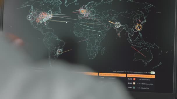 Globalt Cyberangrep Med Verdenskart Dataskjermen Nettverkskommunikasjon Cyberangrep Verdensomspennende Spredning Virus – stockvideo