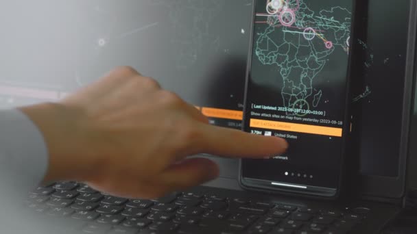 在计算机和移动电话屏幕上使用世界地图进行全球网络攻击 网络通信受到网络攻击 病毒在全球范围内在线传播 — 图库视频影像