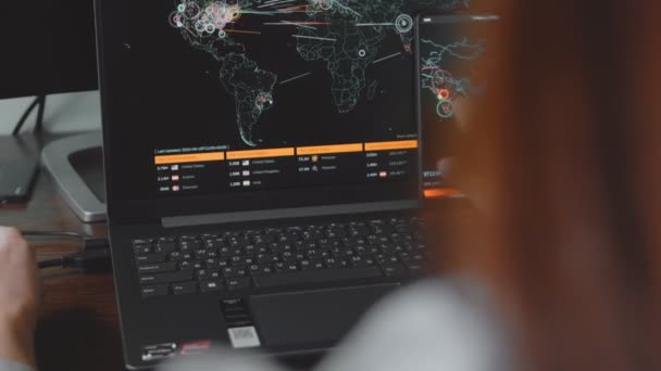 在计算机和移动电话屏幕上使用世界地图进行全球网络攻击 网络通信受到网络攻击 病毒在全球范围内在线传播 — 图库视频影像