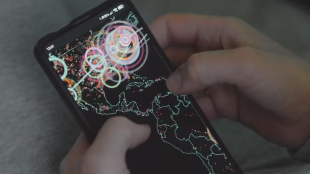 グローバルなサイバー攻撃 携帯電話の画面上の世界地図 地図上の米国 サイバー攻撃の下でのネットワーク通信 オンラインでウイルスの世界的な伝播 クローズアップ — ストック動画