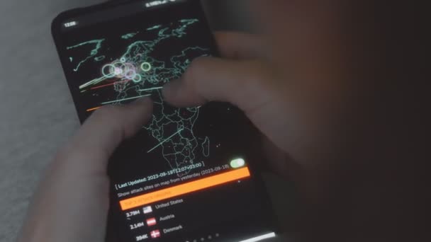 Cep Telefonu Ekranında Dünya Haritası Olan Küresel Siber Saldırı Nternet — Stok video
