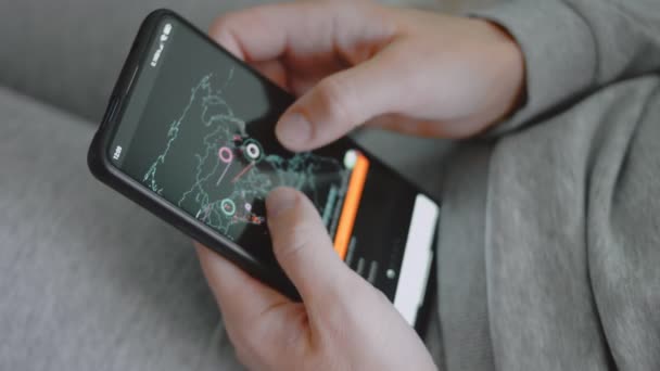 Dünya Haritası Cep Telefonu Ekranında Asya Haritasında Küresel Siber Saldırı — Stok video