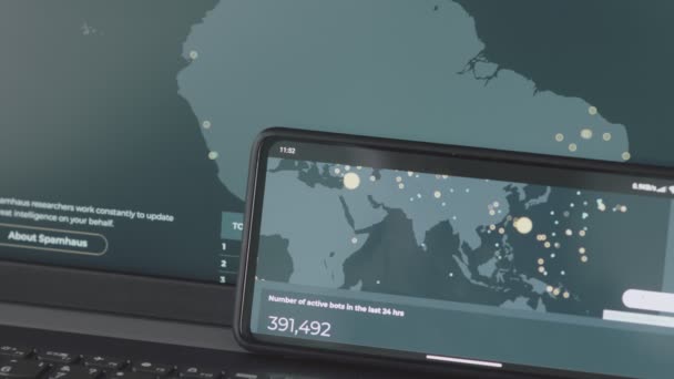 컴퓨터와 화면에 세계지도와 글로벌 사이버 지도에 아시아 사이버 공격으로 인터넷 — 비디오
