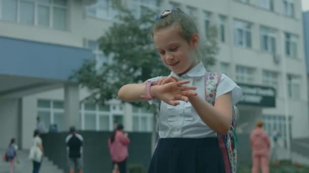 Όμορφη Καυκάσιος Κορίτσι Σχολείο Χρησιμοποιώντας Smartwatch Εξωτερική Στο Πάρκο Σχολείο — Αρχείο Βίντεο