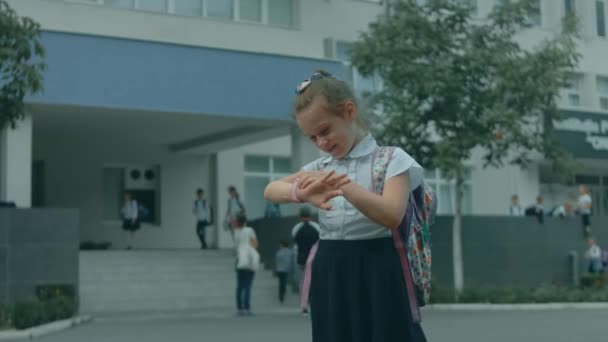 Menina Bonita Escola Caucasiana Usando Smartwatch Livre Parque Escolar Criança — Vídeo de Stock