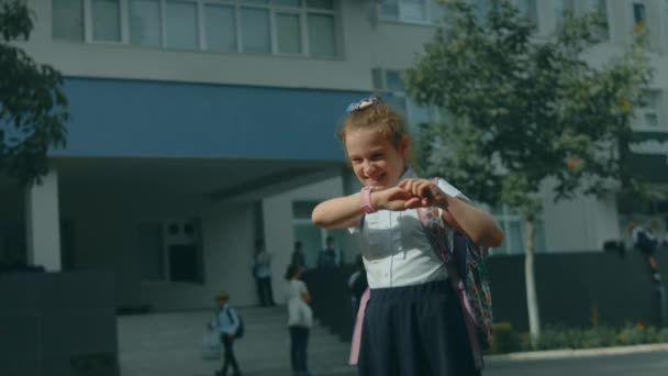 Όμορφη Καυκάσιος Κορίτσι Σχολείο Χρησιμοποιώντας Smartwatch Εξωτερική Στο Πάρκο Σχολείο — Αρχείο Βίντεο