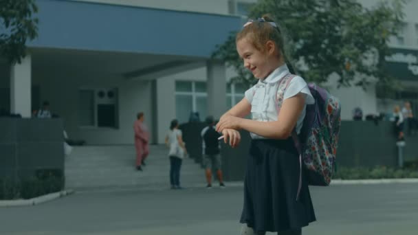 Kochająca Rodzina Młodsze Siostry Uciekają Spotykają Starszą Siostrę Plecakiem Szkoły — Wideo stockowe