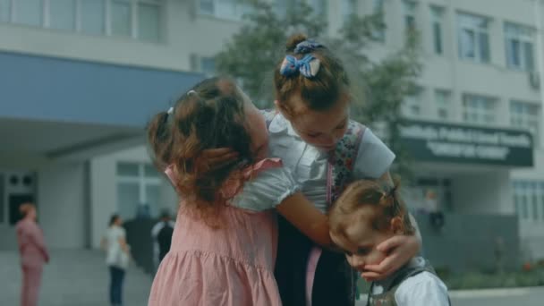 爱你的家人慈爱的母亲在学校遇见了她的女儿 放学后 妈妈用背包抱着女儿 回学校去 — 图库视频影像
