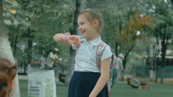 Mooie Kaukasische Schoolmeisje Met Behulp Van Smartwatch Outdoor Schoolpark Afloop — Stockvideo