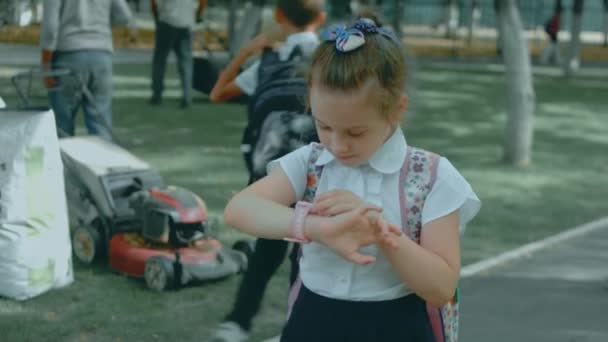 Hermosa Chica Escuela Caucásica Usando Smartwatch Aire Libre Parque Escolar — Vídeo de stock