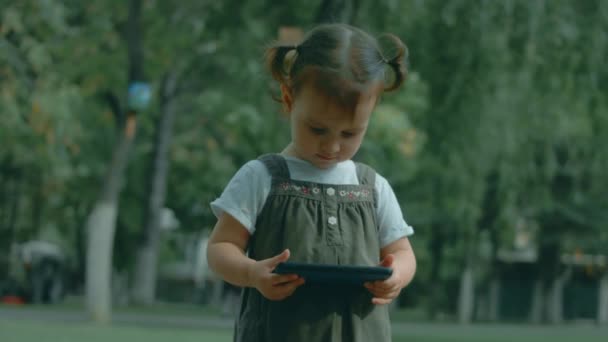 Menina Criança Bonito Brincando Com Smartphone Bebê Saudável Tocando Telefone — Vídeo de Stock