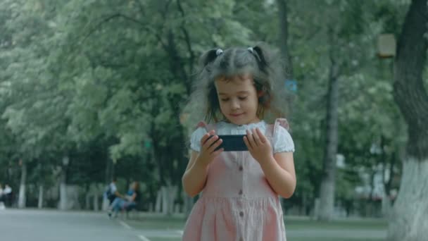 Jolie Fille Âge Préscolaire Jouant Avec Smartphone Healthy Ans Fille — Video