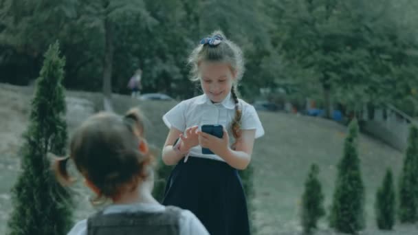 Χαμογελώντας Χαριτωμένο Κορίτσι Σχολείο Παίζει Smartphone Υγιής Ετών Κορίτσι Αγγίζοντας — Αρχείο Βίντεο