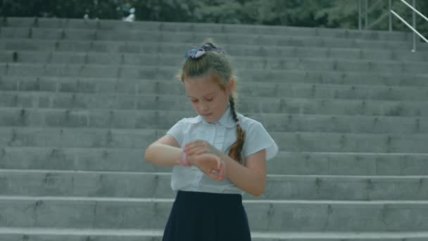Souriant Jolie Écolière Jouant Avec Smartwatch Joyeux Ans Fille Parlant — Video