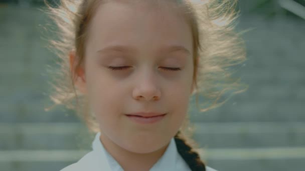 Een Mooie Vrolijke Blanke Schoolmeisje Geniet Van Rust Een Park — Stockvideo