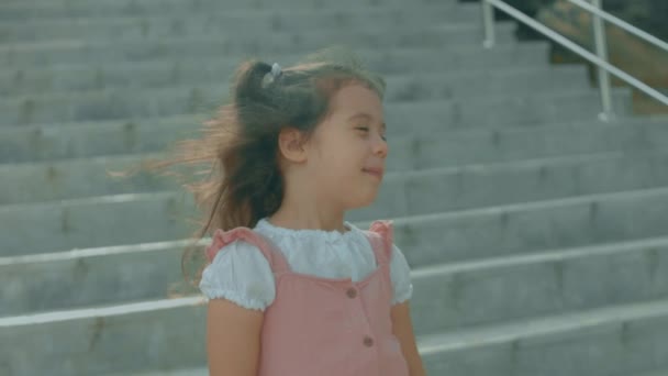 Uma Linda Menina Pré Escolar Caucasiana Feliz Desfruta Descanso Parque — Vídeo de Stock