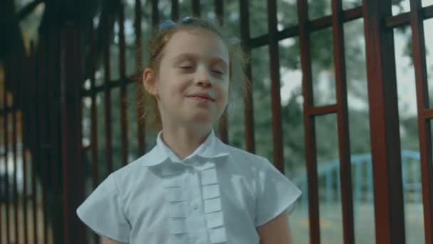Güzel Mutlu Beyaz Bir Kız Öğrenci Kapalı Gözlerle Parkta Dinleniyor — Stok video