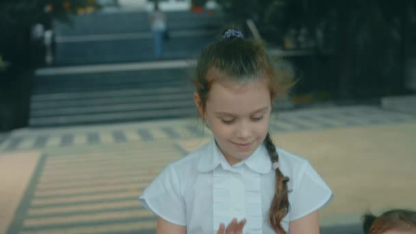 Akıllı Telefonla Oynayan Sevimli Bir Okul Kızı Neşeli Bir Yıl — Stok video