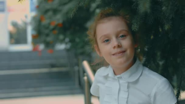 Eine Schöne Glückliche Kaukasische Schülerin Genießt Die Ruhe Park Und — Stockvideo