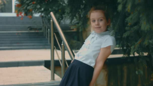 Une Belle Écolière Caucasienne Heureuse Regardant Caméra Profite Repos Dans — Video