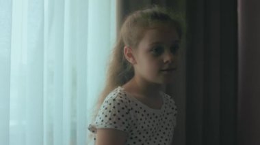 Kafkasyalı genç müzisyen kız eğlenceli aktiviteler yapıyor evde müzik eğitimi üzerine piyano dersi veriyor..