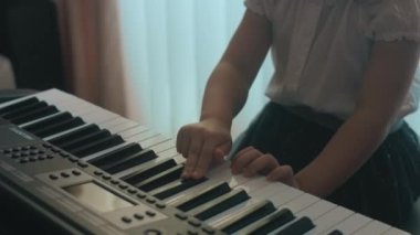 Kafkasyalı genç müzisyen kız eğlenceli aktiviteler yapıyor evde müzik eğitimi üzerine piyano dersi veriyor..