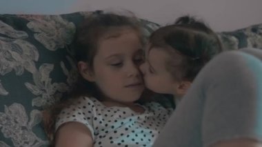 Kafkasyalı mutsuz bir kız kanepede oturuyor, liseli bir kız kötü bir ruh hali içinde, 8 yıl üzgün. Konuşmak istemiyormuş. Küçük kız kardeşi ona sarılıyor. Kız kardeşler sevgi ve ilgi gösterirler.